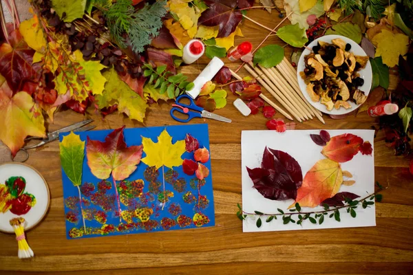 孩子们 使用胶水 剪刀和油漆 而在学校做艺术和手工艺 — 图库照片