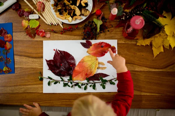 子供たちは 接着剤 はさみ 工芸学校 Autumntime しながら ペイントを使用して葉を適用します — ストック写真