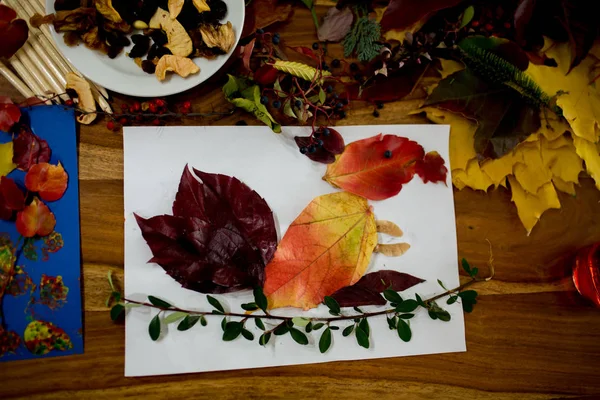 Enfants Appliquant Des Feuilles Aide Colle Ciseaux Peinture Tout Faisant — Photo