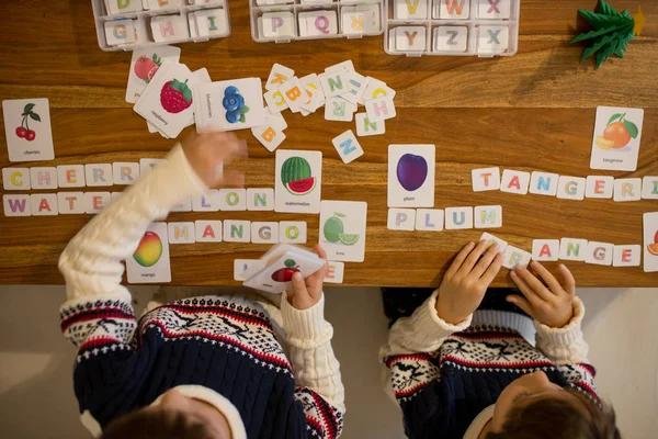 Bambini Scrivere Parole Con Lettere Tagliate Imparare Parole Inglesi Gioco — Foto Stock