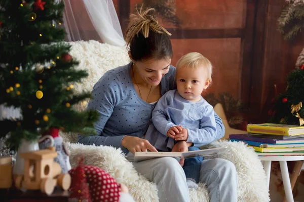 Matka Čte Baby Kniha Jejího Syna Posezení Útulné Křeslo Poblíž — Stock fotografie