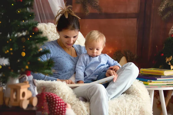 Moeder Leest Baby Boek Aan Haar Zoon Zitten Gezellige Fauteuil — Stockfoto