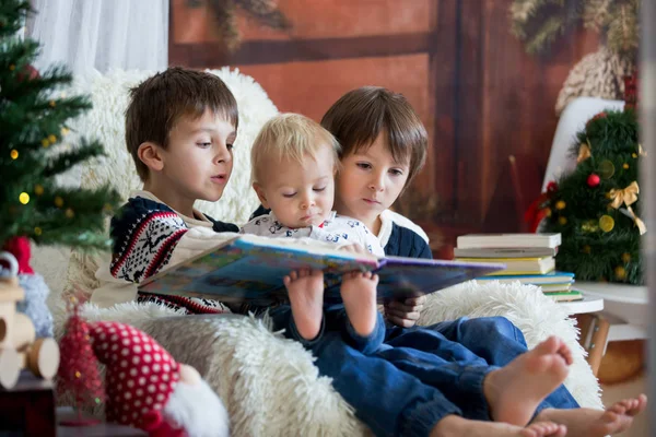 Трое Детей Мальчики Братья Сидят Кресле Качалке Уютной Гостиной Рождественским — стоковое фото
