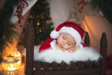 Sevimli küçük yürümeye başlayan çocuk için Noel Baba kostüm, Bebek yatağı önünde teepee uyku dekore canta giymiş erkek bebek