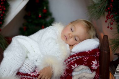 Sevimli küçük yürümeye başlayan çocuk için Noel Baba kostüm, Bebek yatağı önünde teepee uyku dekore canta giymiş erkek bebek