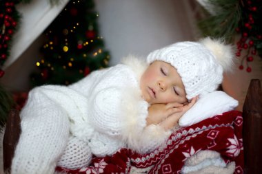 Sevimli küçük yürümeye başlayan çocuk için Noel Baba kostüm, Bebek yatağı önünde teepee uyku dekore canta giymiş erkek bebek