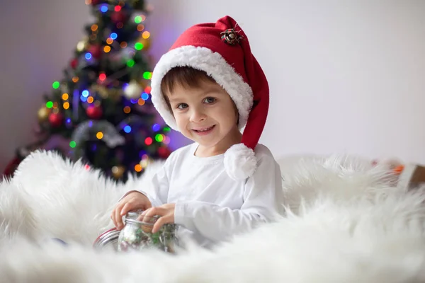 Roztomilý Rozkošný Chlapec Těší Jeho Sladkosti Době Vánoc Sklenice Bonbóny — Stock fotografie