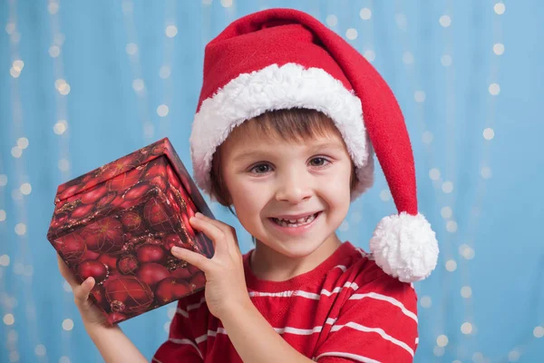 Adorable Niño Sonriente Sosteniendo Presente Fondo Azul Aislado Luces Parte — Foto de Stock