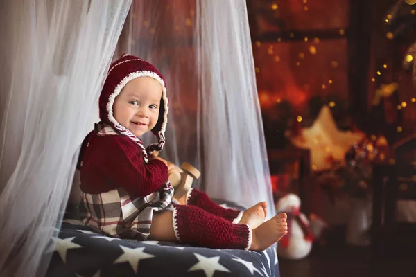 Elegante Bambino Piccolo Ragazzo Giocando Intorno Decorazione Natale Casa — Foto Stock