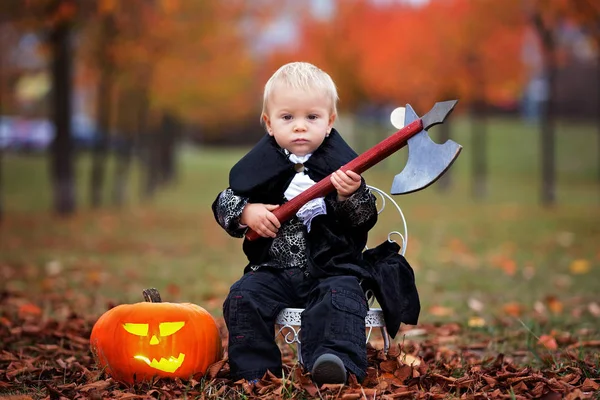 Bambini Che Divertono Con Zucca Intagliata Halloween Parco Indossando Costumi — Foto Stock