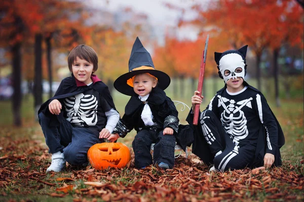 Los Niños Divierten Con Calabaza Tallada Halloween Parque Usando Trajes — Foto de Stock