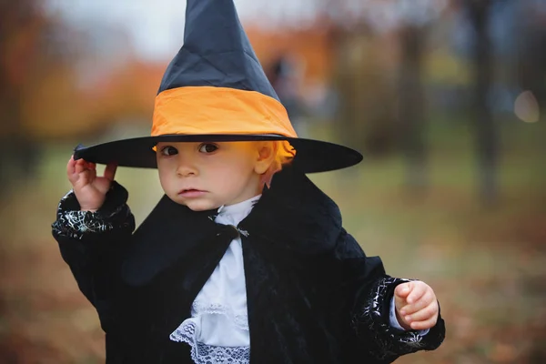Bambini Che Divertono Con Zucca Intagliata Halloween Parco Indossando Costumi — Foto Stock