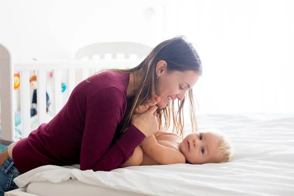 Jovem Mãe Mudando Fralda Bebê Após Banho Quarto Ensolarado — Fotografia de Stock