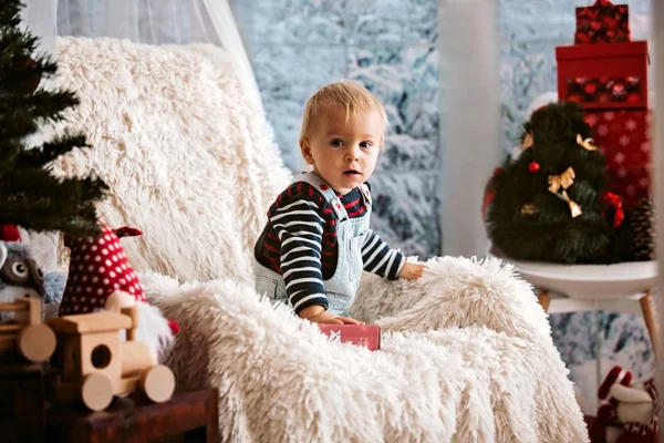 Mały Chłopiec Malucha Baby Gry Świąteczne Dekoracje Domu Studio Strzał — Zdjęcie stockowe