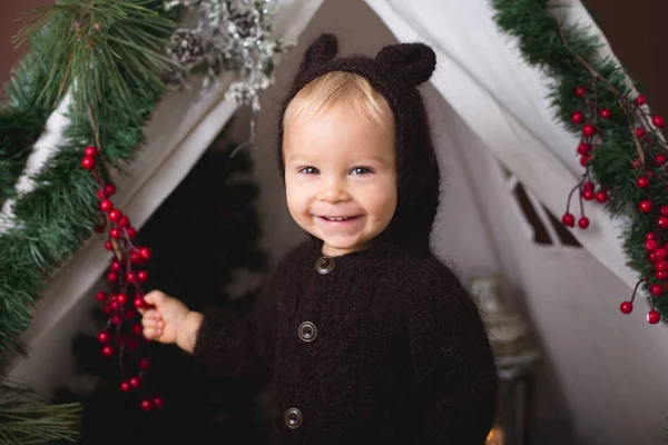 可爱的幼儿男婴在手工针织熊服装 在茶杯玩 装饰圣诞节 工作室拍摄棕色背景 — 图库照片
