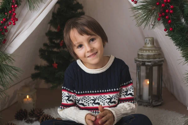 Bedårande Barn Pojke Har Hans Jul Porträtt Tagit Rum Inredda — Stockfoto