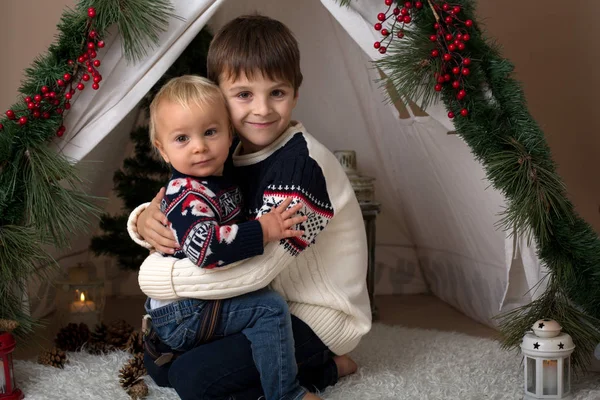 Natal Retrato Família Irmãos Sentado Decorado Para Tenda Natal Com — Fotografia de Stock