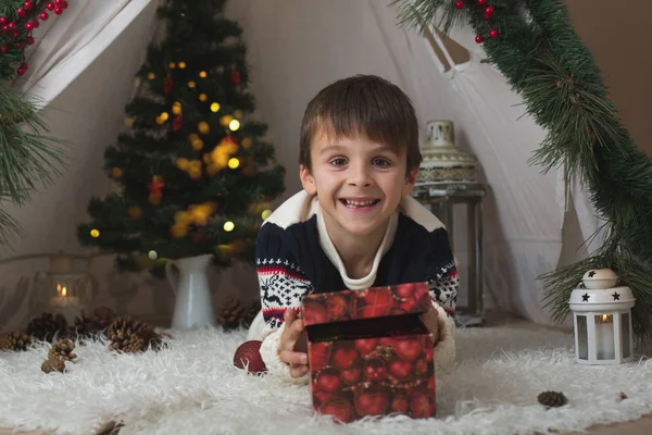 Bedårande Barn Pojke Har Hans Jul Porträtt Tagit Rum Inredda — Stockfoto