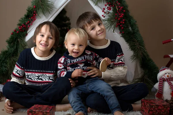 Jul Familj Porträtt Bröderna Sitter Dekorerad För Xmas Tält Med — Stockfoto