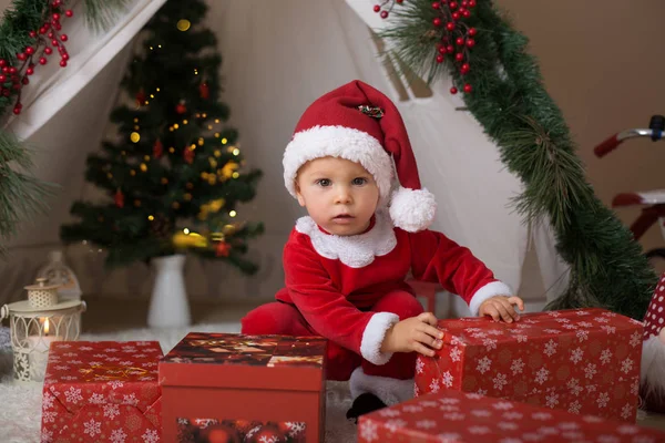 Adorable Niño Pequeño Bebé Vestido Con Traje Canta Claus Jugando — Foto de Stock