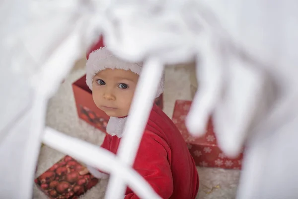 Entzückender Kleiner Junge Canta Claus Kostüm Der Hause Vor Dem — Stockfoto