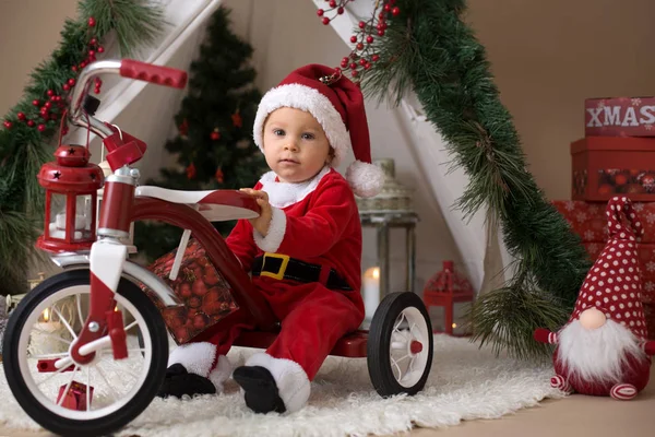 Adorable Niño Pequeño Bebé Vestido Con Traje Canta Claus Jugando — Foto de Stock