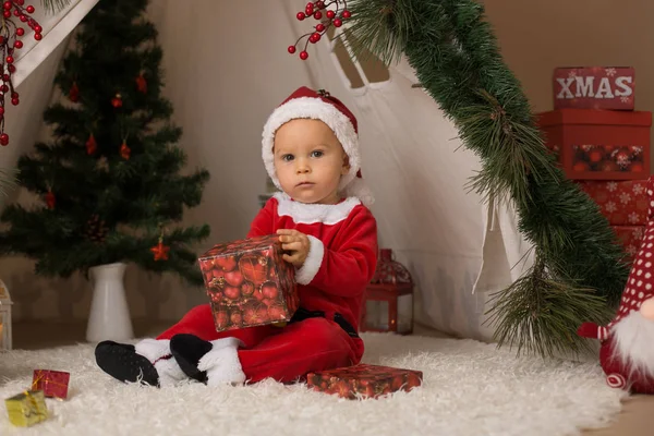 Schattige Kleine Peuter Babyjongen Gekleed Canta Claus Kostuum Spelen Thuis — Stockfoto