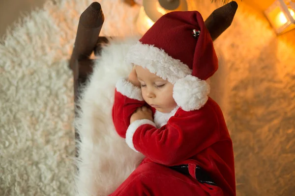 Entzückender Kleiner Junge Canta Claus Kostüm Schlafend Babybett Vor Dem — Stockfoto