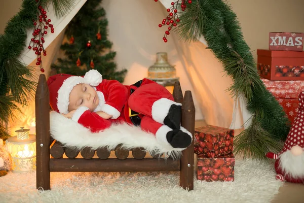 Adorável Menino Criança Vestida Com Traje Canta Claus Dormindo Cama — Fotografia de Stock