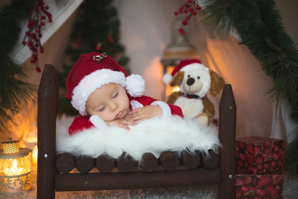 Bedårande Liten Toddler Pojke Klädd Canta Claus Klädedräkt Sover Barnsäng — Stockfoto