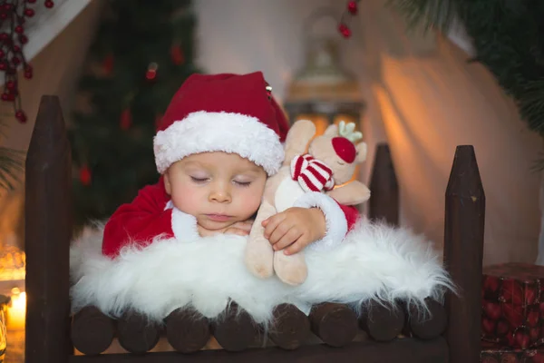 Schattige Kleine Peuter Babyjongen Gekleed Canta Claus Kostuum Slapen Het — Stockfoto