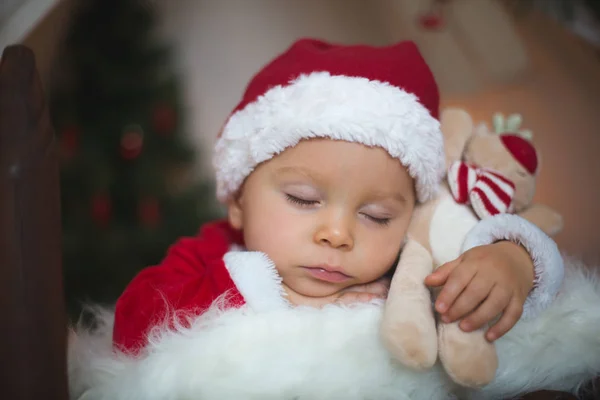 可爱的幼儿男婴穿着小狗服装 睡在婴儿床前 为圣诞节装饰 — 图库照片