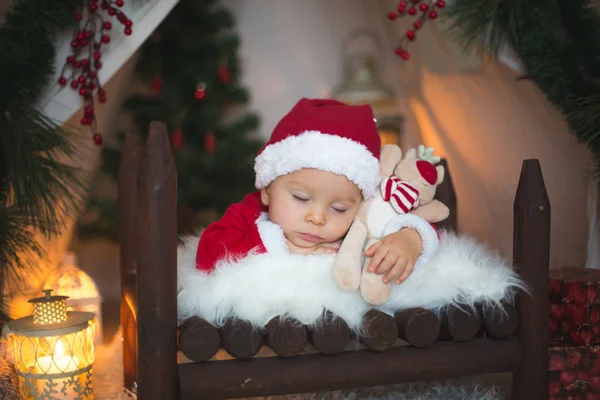 Bedårande Liten Toddler Pojke Klädd Canta Claus Klädedräkt Sover Barnsäng — Stockfoto