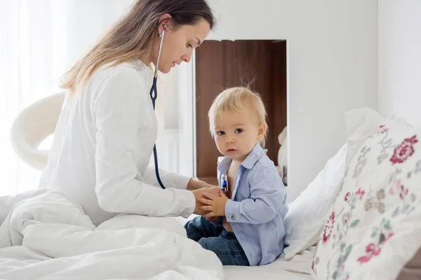 Jeune Médecin Examen Bébé Garçon Malade Visite Domicile Enfant Couché — Photo