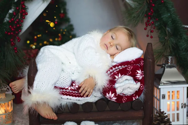 Adorabile Bambino Bambino Bambino Vestito Costume Canta Claus Dormire Nel — Foto Stock