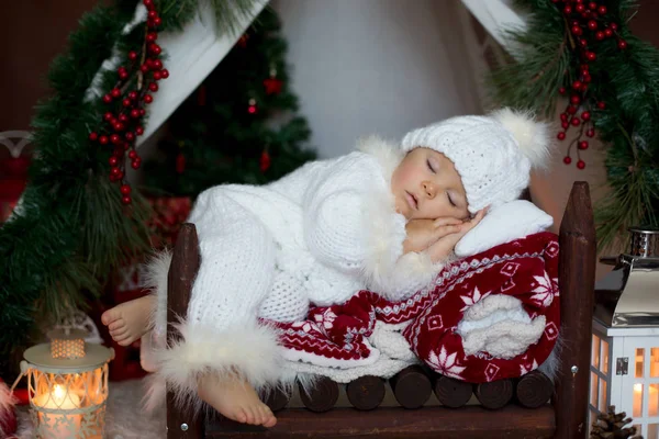 Adorável Menino Criança Vestida Com Traje Canta Claus Dormindo Cama — Fotografia de Stock