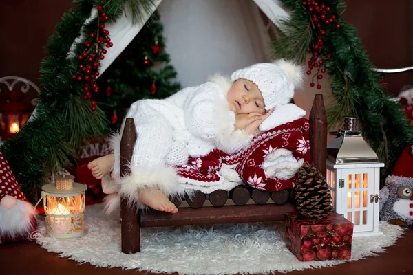 Sevimli Küçük Yürümeye Başlayan Çocuk Için Noel Baba Kostüm Bebek — Stok fotoğraf