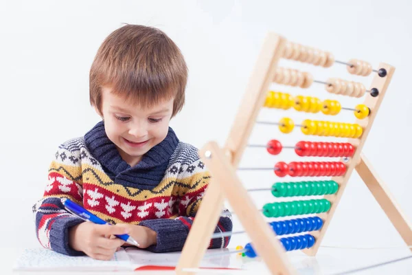 Sevimli Çocuk Sayısı Matematik Öğrenme Evde Üzerinde Beyaz Izole Çalmaya — Stok fotoğraf