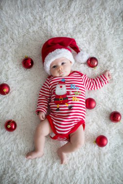 Noel portre sevimli küçük yeni doğan bebek çocuk, giymiş Noel giysileri ve giyen Noel Baba şapkası, atış, kış stüdyo