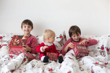 Mutlu çocuklar, Noel açılış yatakta Noel sabahı sunar