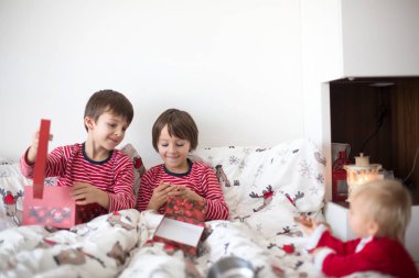 Mutlu çocuklar, Noel açılış yatakta Noel sabahı sunar