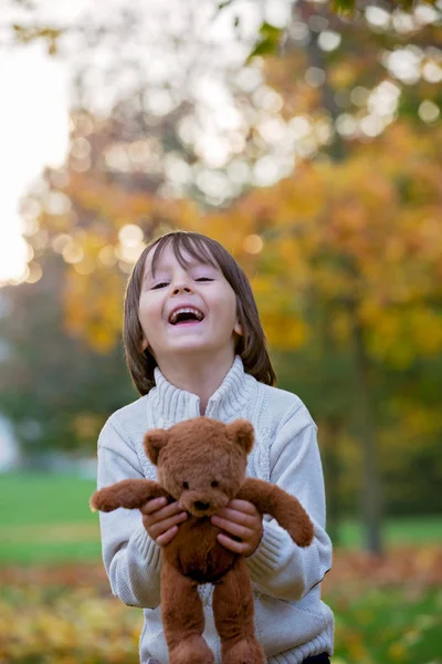 Roztomilý Předškolní Dítě Chlapec Drží Malý Hnědý Medvídek Parku Podzim — Stock fotografie