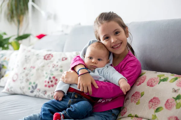 Süße Schwester Umarmt Ihren Kleinen Bruder Hause — Stockfoto