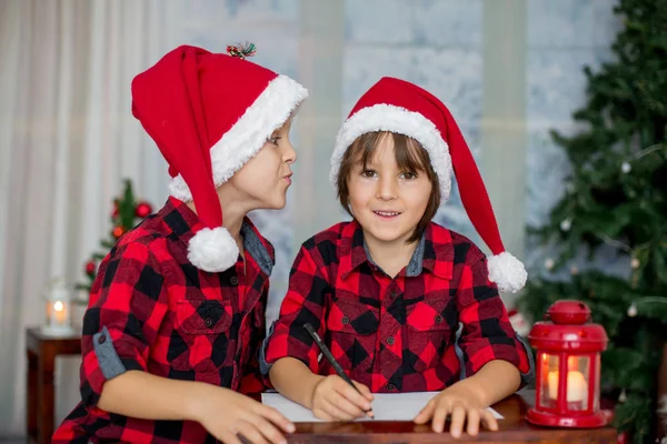 Twee Schattige Kinderen Jongen Broers Brief Aan Kerstman Thuis — Stockfoto