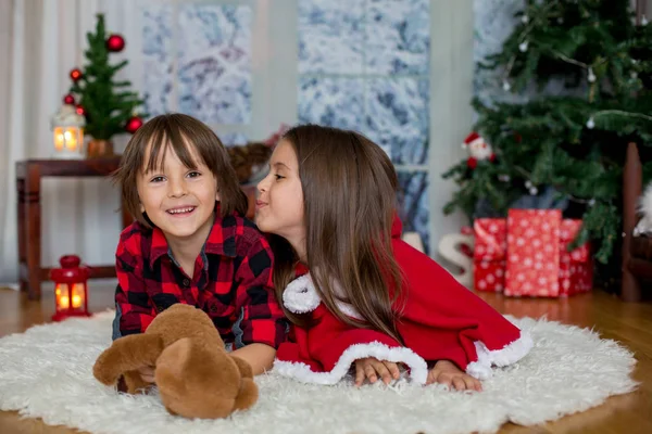 Bambini Carini Ragazzo Ragazza Divertirsi Natale Decorazione Natale Intorno Loro — Foto Stock