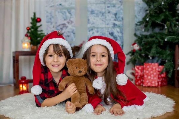 Crianças Bonitos Menino Menina Divertindo Natal Decoração Xmas Torno Deles — Fotografia de Stock