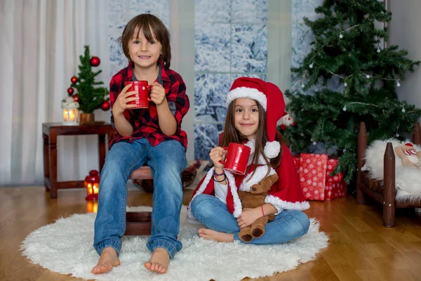 Lindos Niños Niños Niñas Divertirse Navidad Decoración Navidad Alrededor — Foto de Stock