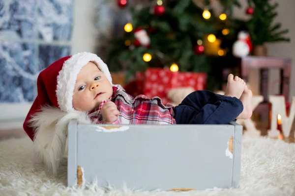 Vánoční Portrét Roztomilý Chlapeček Novorozeně Oblečený Vánoční Oblečení Nosit Klobouk — Stock fotografie