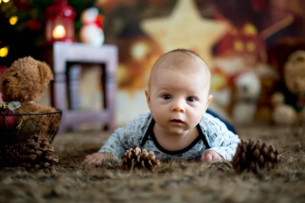 Retrato Bebê Recém Nascido Roupas Papai Noel Pequena Cama Bebê — Fotografia de Stock