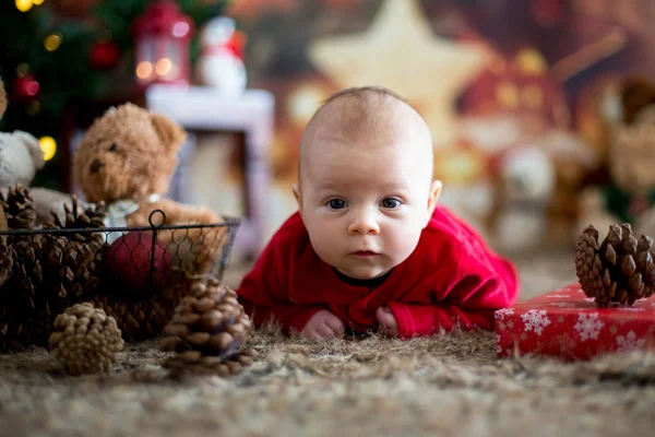 Retrato Bebê Recém Nascido Roupas Papai Noel Pequena Cama Bebê — Fotografia de Stock